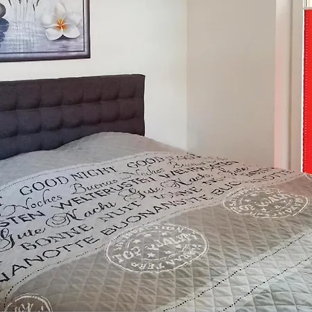 Beautiful In With 1 Bedrooms And Wifi *